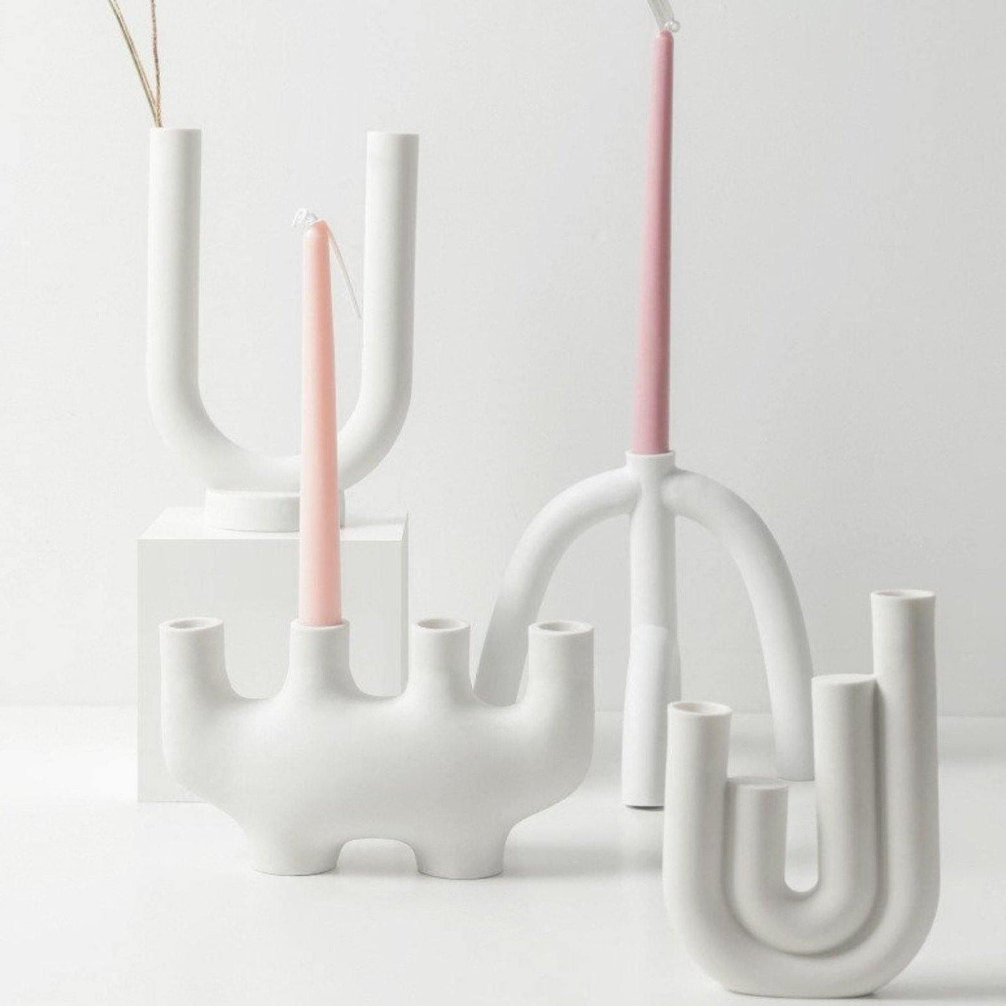 Portacandele sottili con forme curve in stile scandinavo