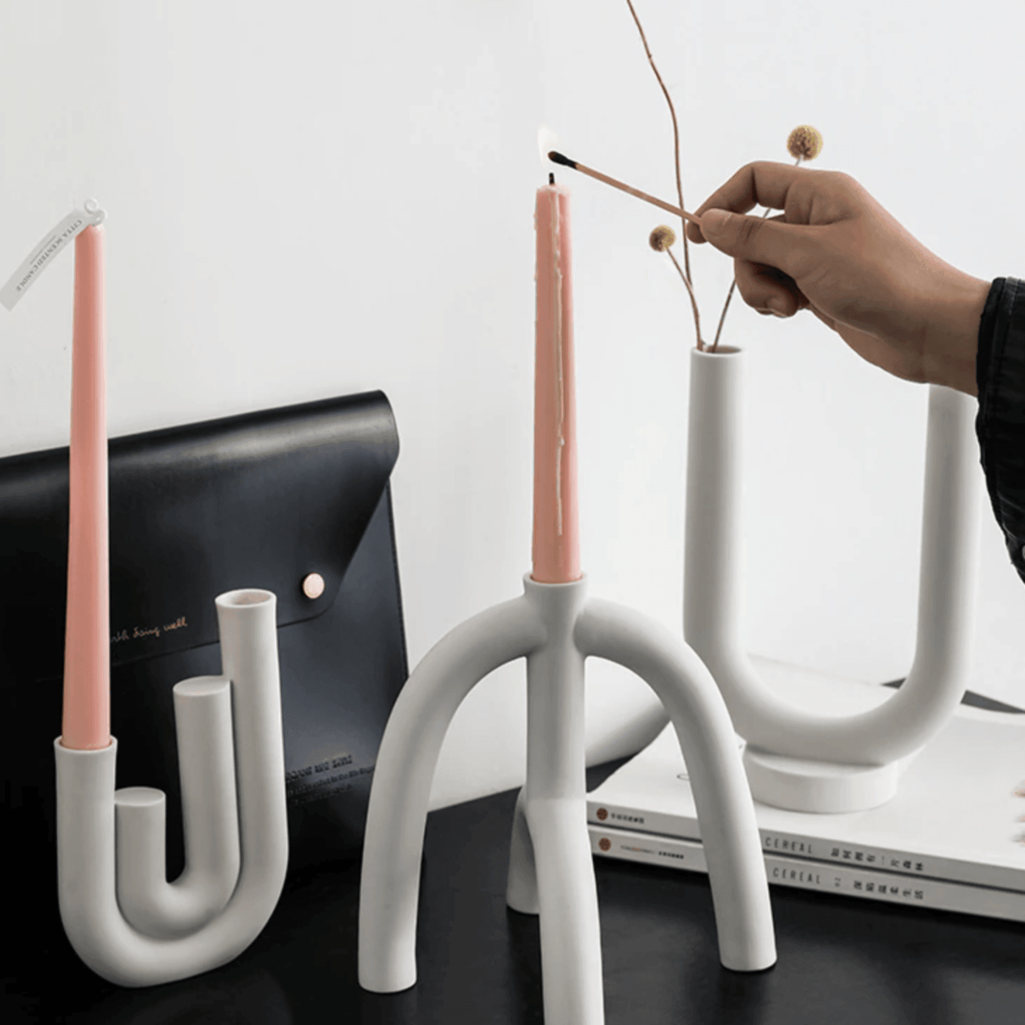 Portacandele sottili con forme curve in stile scandinavo