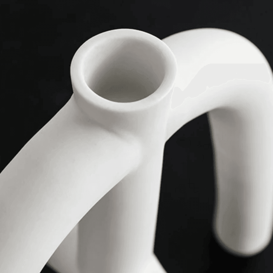Portacandele sottili con forme curve in stile scandinavo