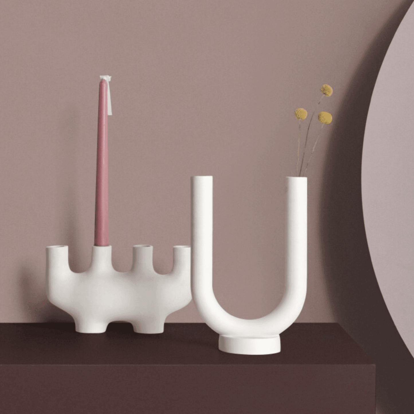 Portacandele sottili con forme curve in stile scandinavo