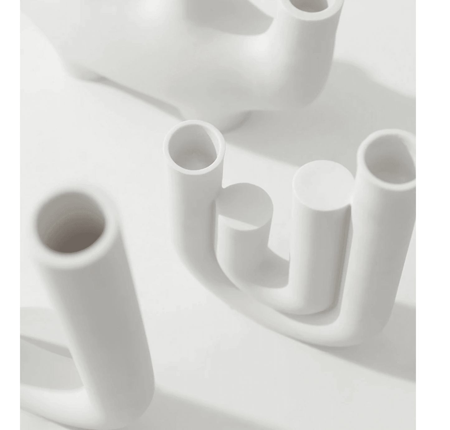 Portacandele sottili con forme curve in stile scandinavo