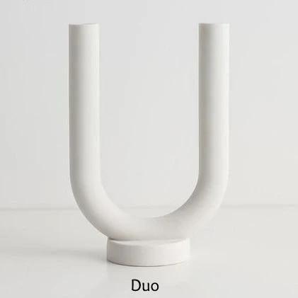 Portacandele sottili con forme curve in stile scandinavo