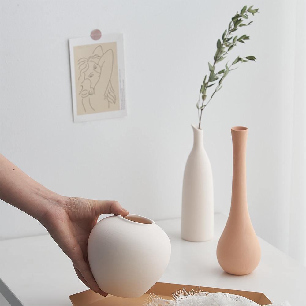 Vasi in ceramica in tonalità neutre
