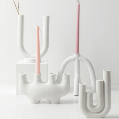 Portacandele sottili con forme curve in stile scandinavo