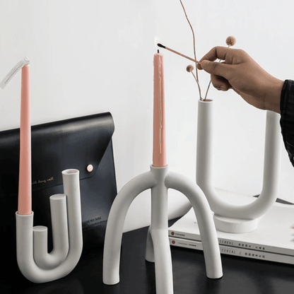 Portacandele sottili con forme curve in stile scandinavo