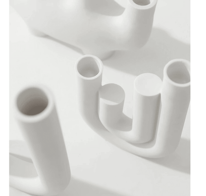 Portacandele sottili con forme curve in stile scandinavo