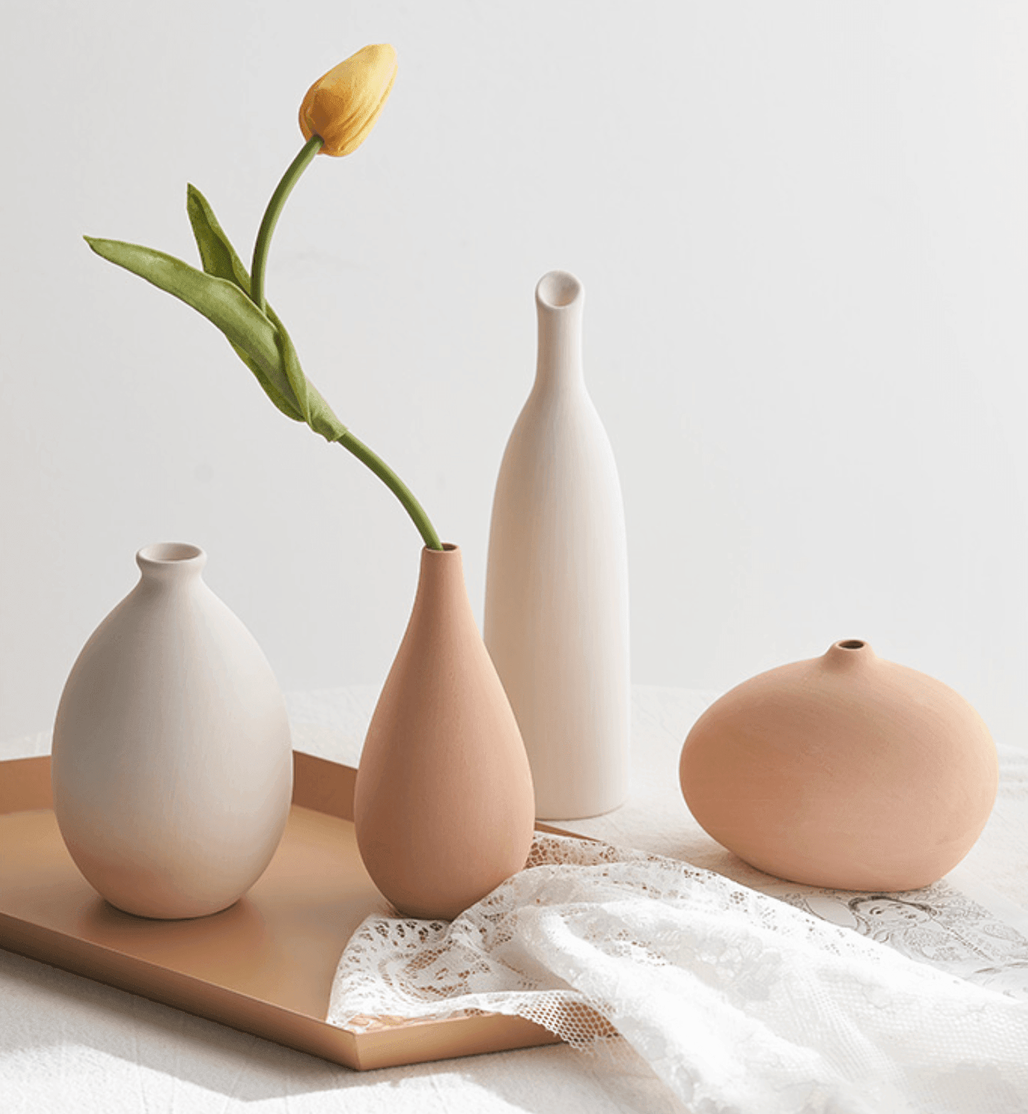Vasi in ceramica in tonalità neutre
