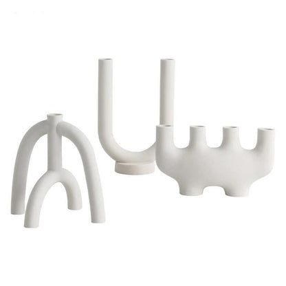 Portacandele sottili con forme curve in stile scandinavo