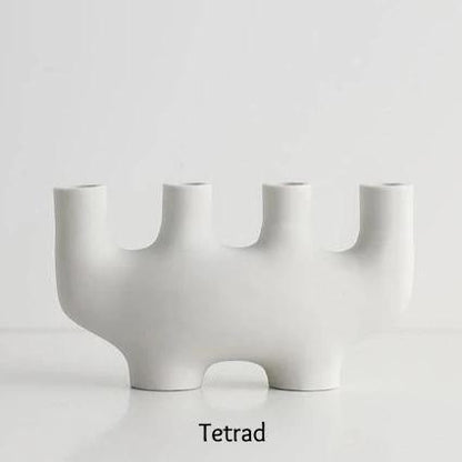 Portacandele sottili con forme curve in stile scandinavo
