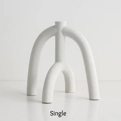 Portacandele sottili con forme curve in stile scandinavo