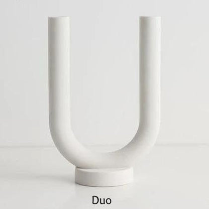 Portacandele sottili con forme curve in stile scandinavo