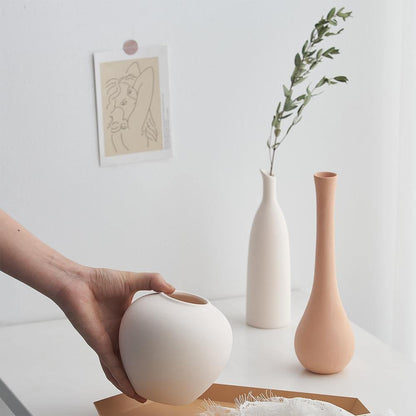 Vasi in ceramica in tonalità neutre
